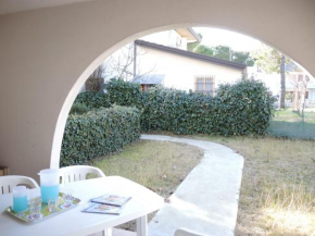 Two-Bedroom flat with balcony and private garden - By Beahost Rentals